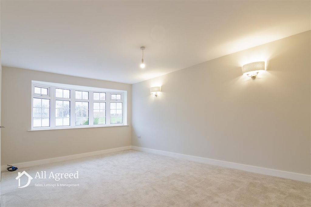 Property photo 3 of 13 Lounge