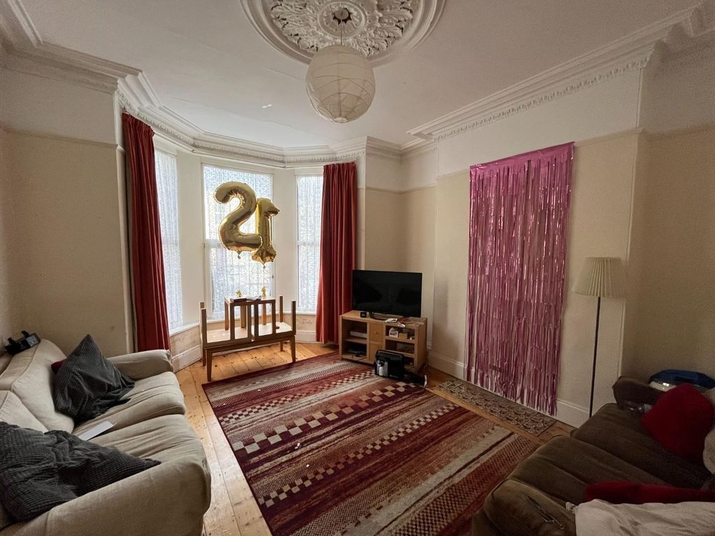 Property photo 3 of 7 35 Green2.Jpg