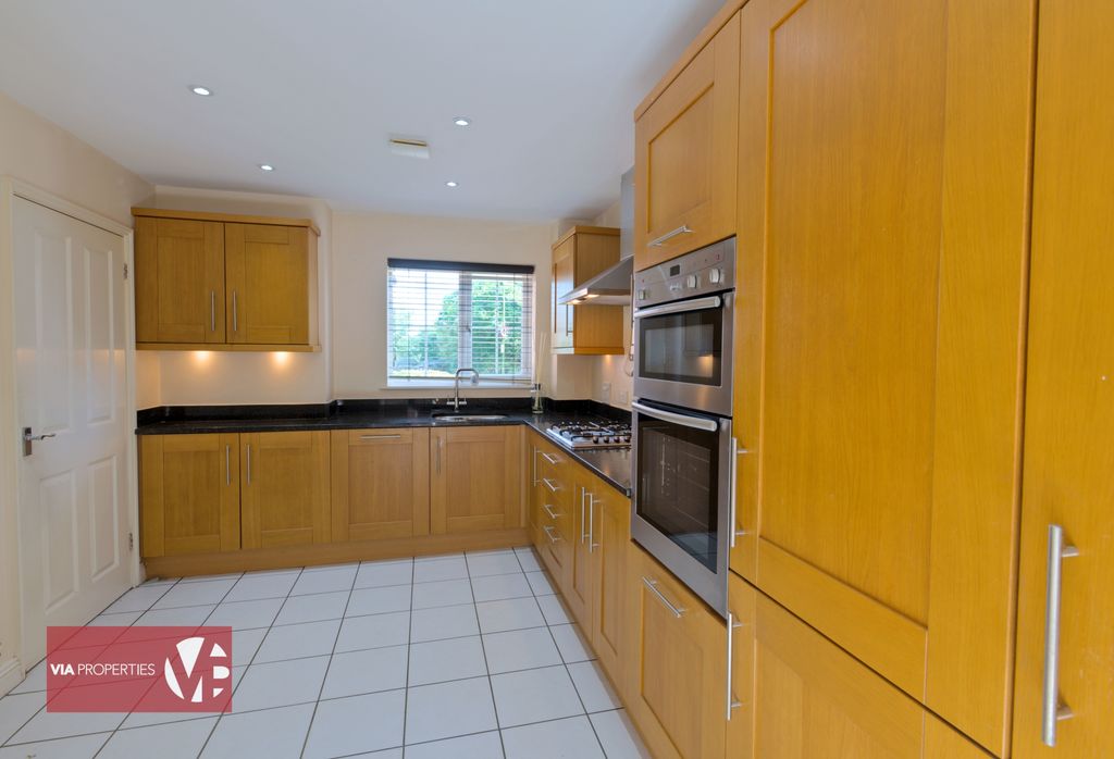 Property photo 3 of 32 2 Harmondswood Close Broxbourne Via Properties Estate Letting Co