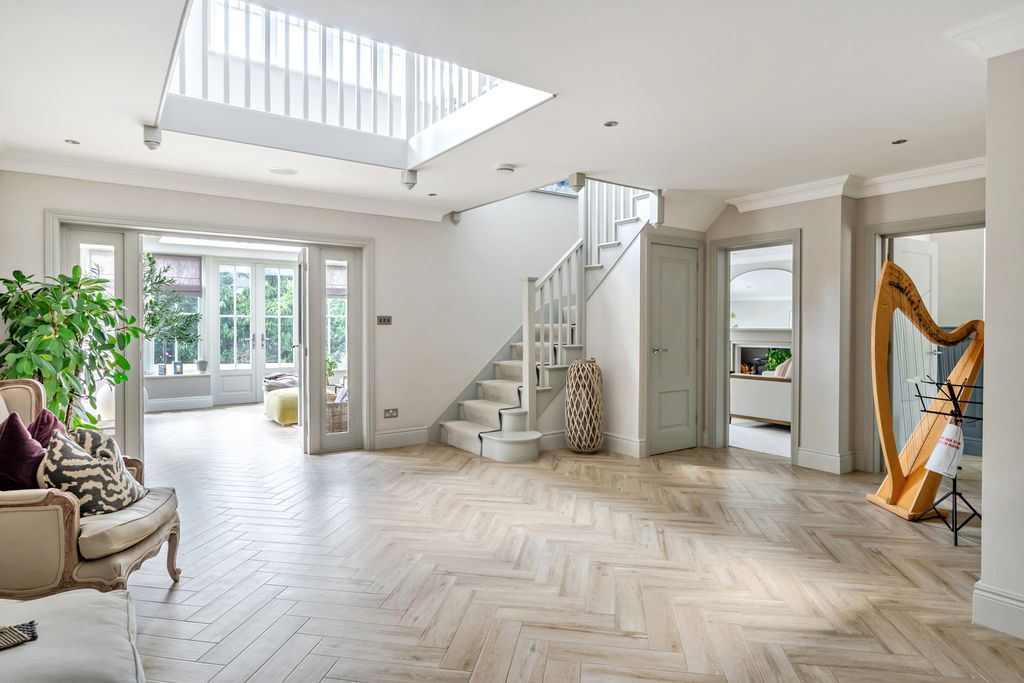 Property photo 3 of 26 Entrance Hall