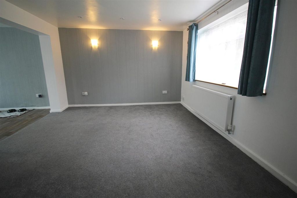 Property photo 3 of 13 Lounge