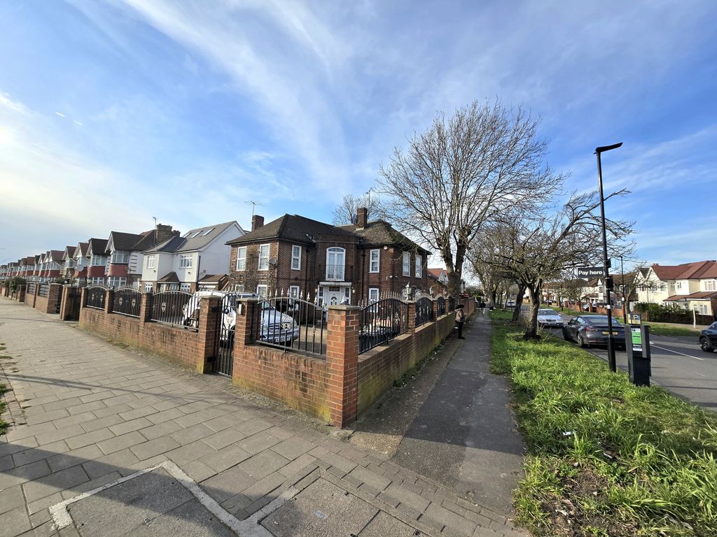 Additional image 6 of 7 bed detached house for saleGreat West Road, Hounslow, Greater London TW5