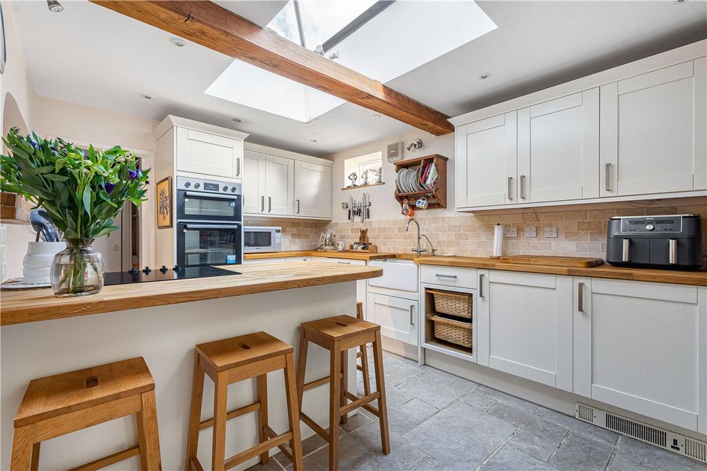 Property photo 3 of 17 Kitchen