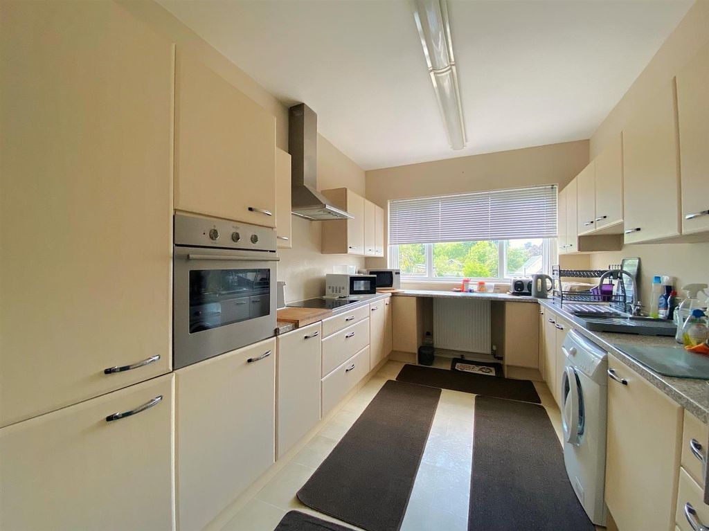 Property photo 2 of 14 12 Little Common Rd - Kitchen.Jpg