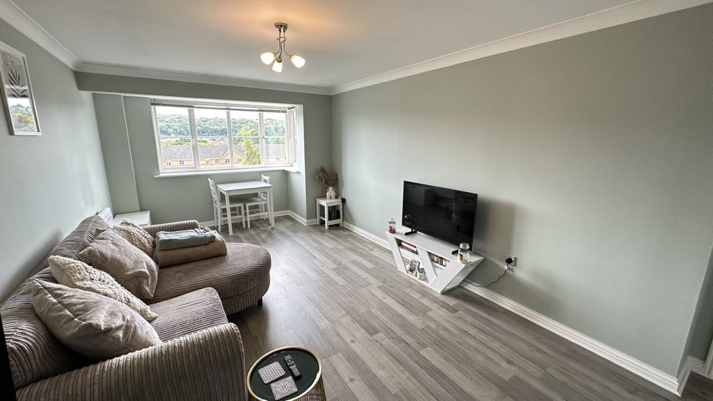 Property photo 3 of 15 Lounge