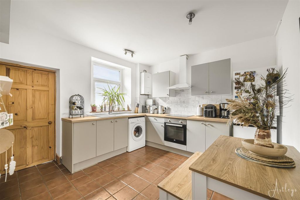 Property photo 2 of 18 Kitchen