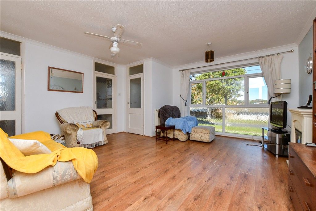 Property photo 2 of 13 Lounge