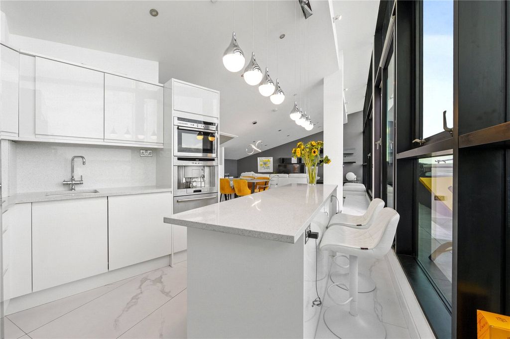 Property photo 3 of 18 Kitchen