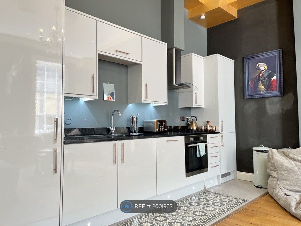 Property photo 3 of 16 Kitchen