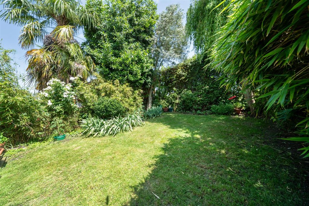 Property photo 3 of 12 Garendon Road