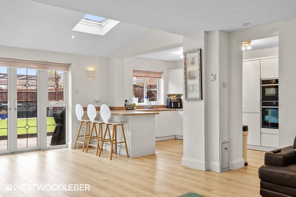 Property photo 3 of 26 Lyttonsway_11.Jpg