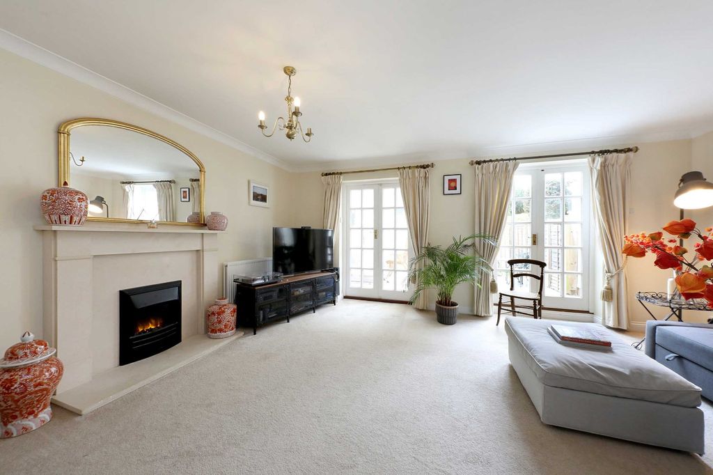 Property photo 2 of 14 Lounge