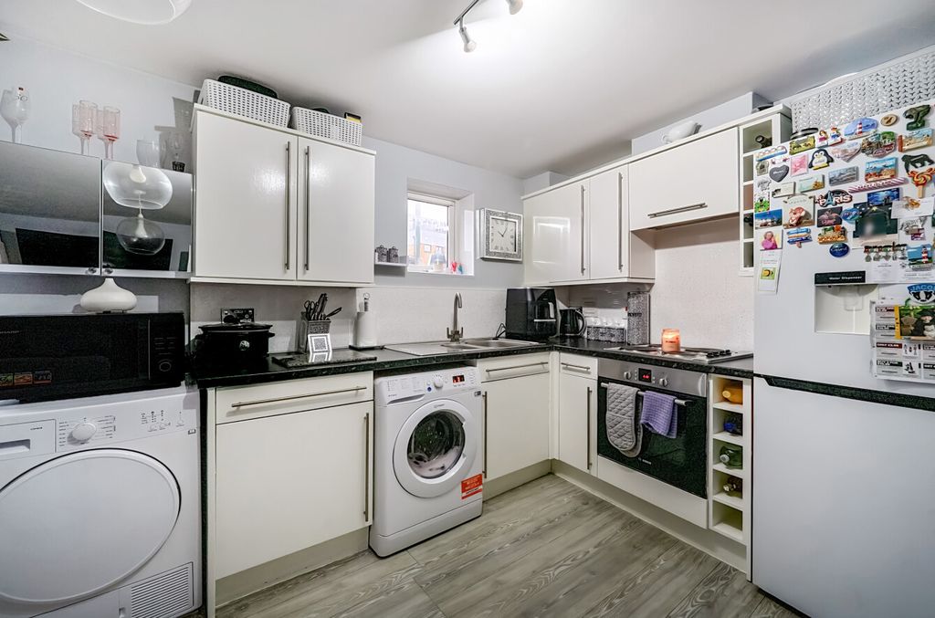 Property photo 2 of 19 1385714-20-692d70...