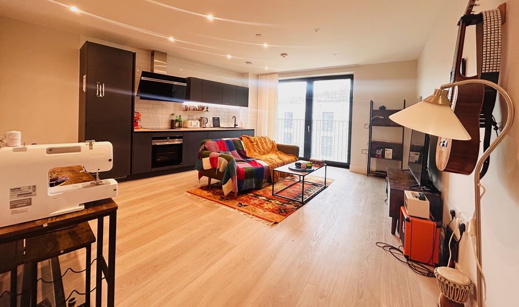 Property photo 1 of 7 Living Room