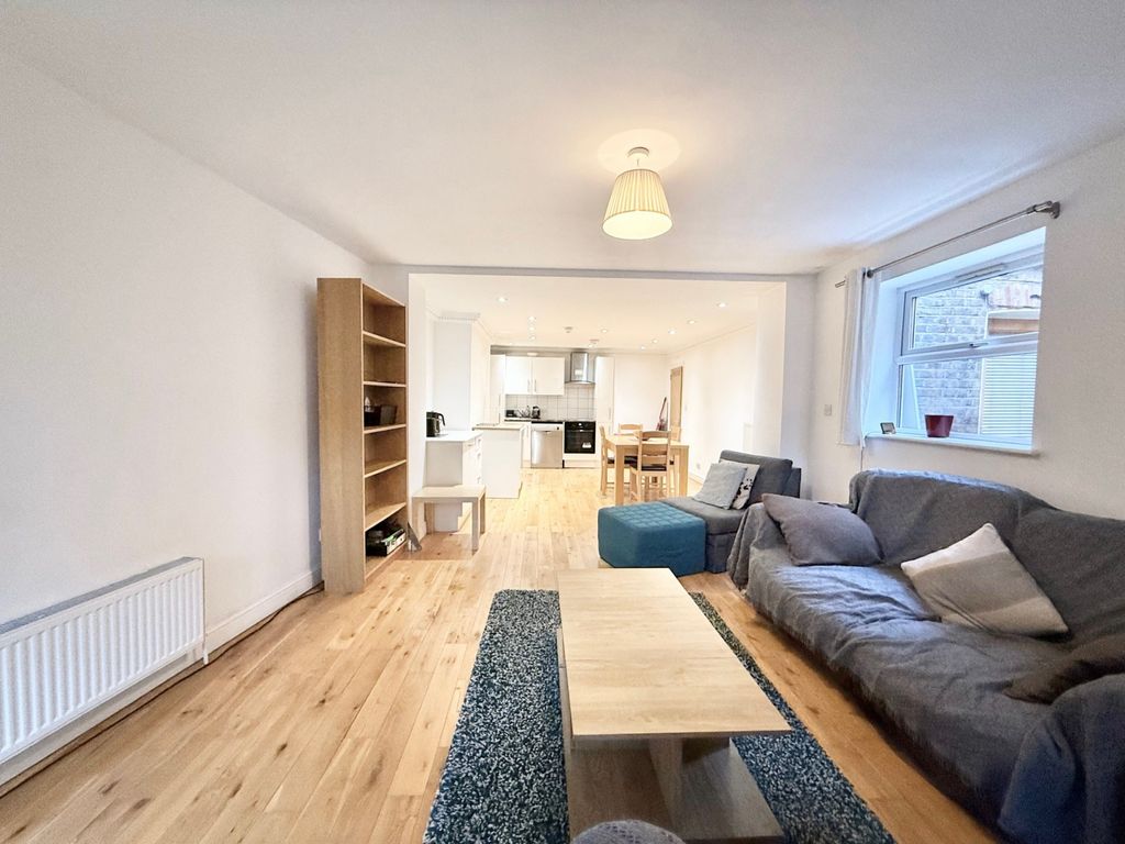 Property photo 1 of 21 3 Bed Garden Flat For Rent