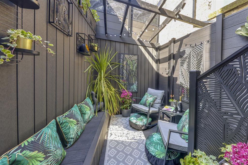 Property photo 3 of 18 Courtyard Garden