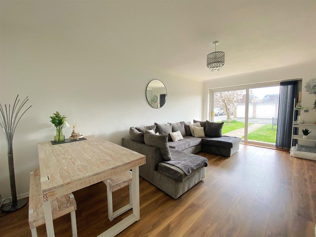 Property photo 3 of 11 10 Belmaine Ct - Lounge1.Jpg