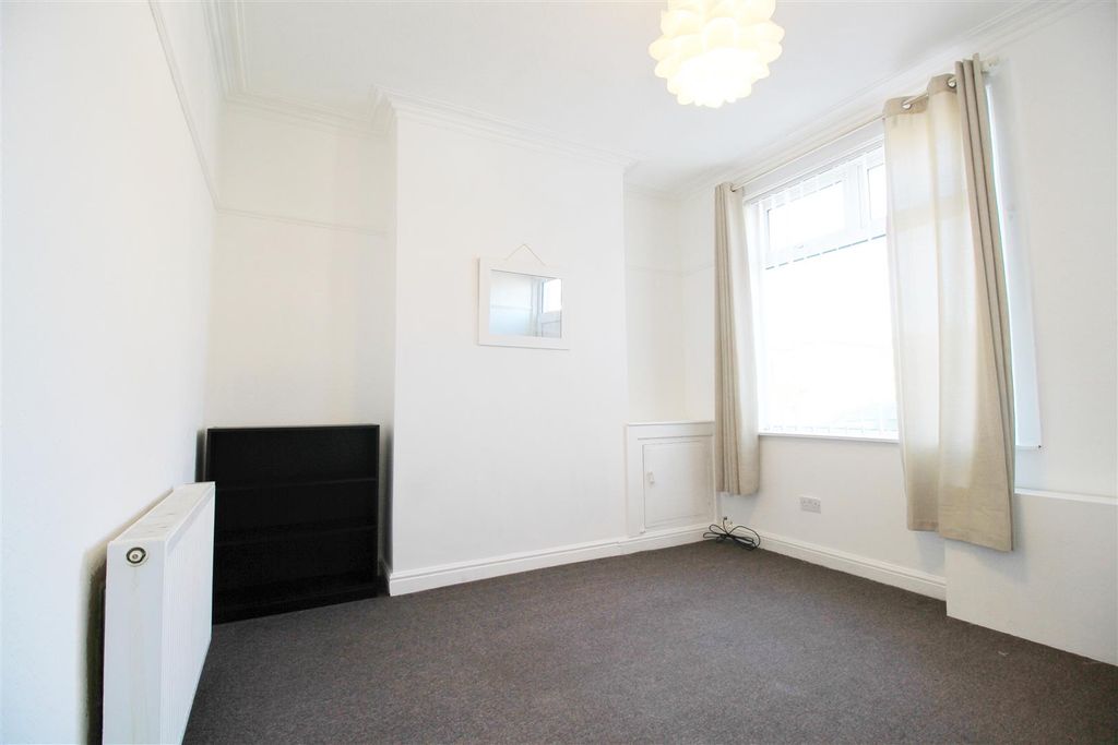 Property photo 3 of 11 Lounge.Jpg