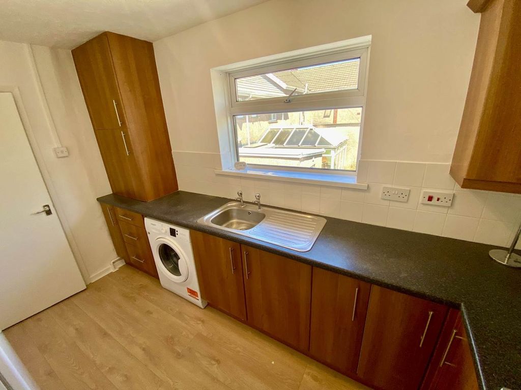 Property photo 3 of 18 Kitchen 3