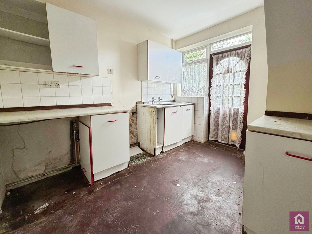Property photo 3 of 11 Kitchen