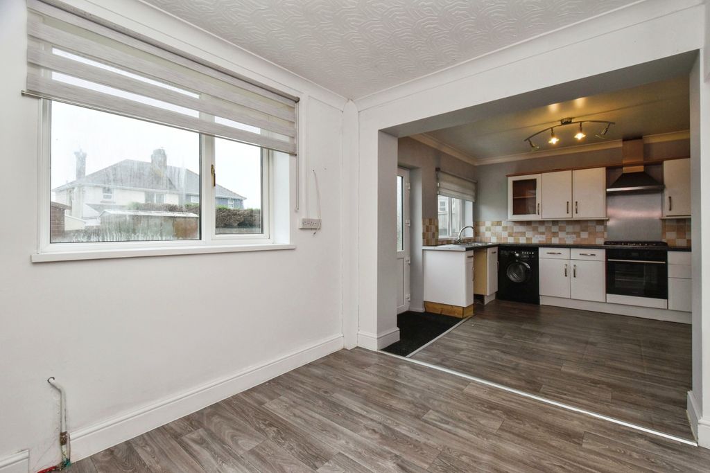 Property photo 3 of 23 Dining Area