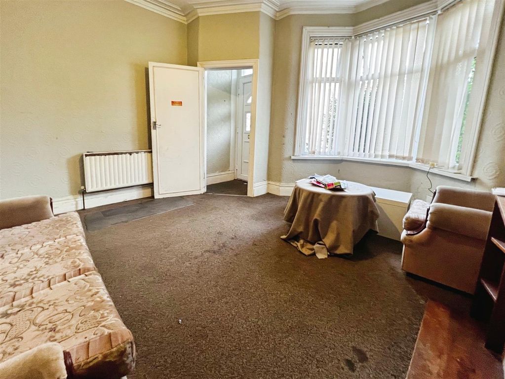 Property photo 3 of 20 Lounge