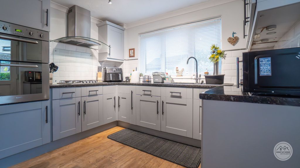 Property photo 2 of 24