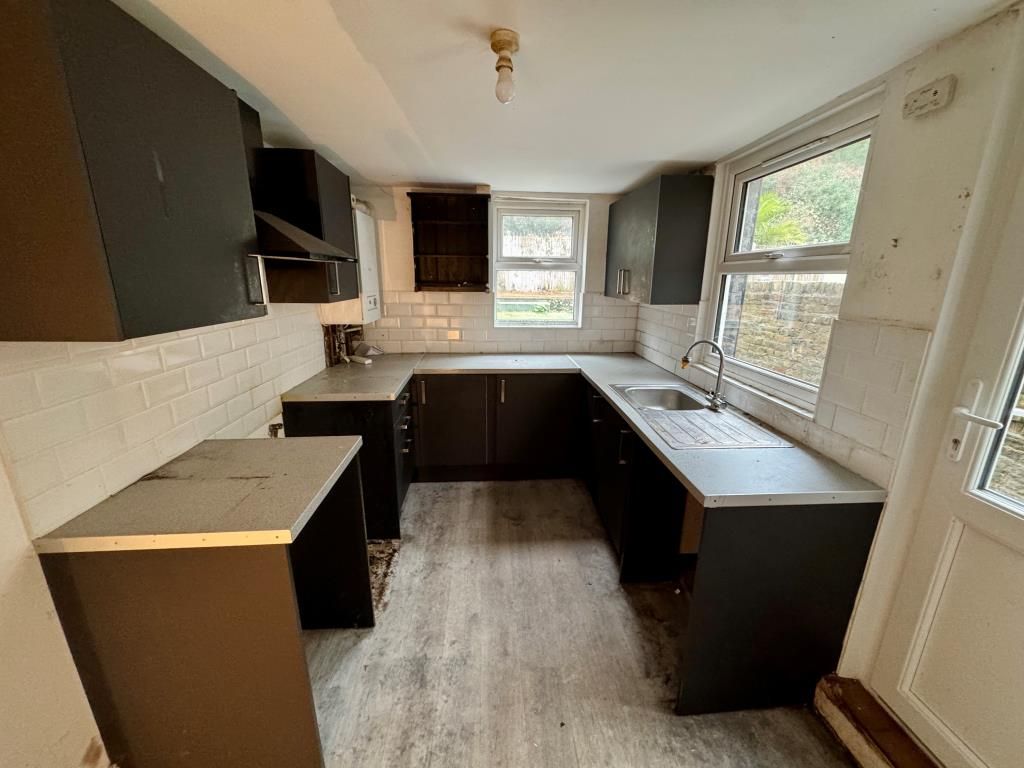 Property photo 3 of 10 Kitchen