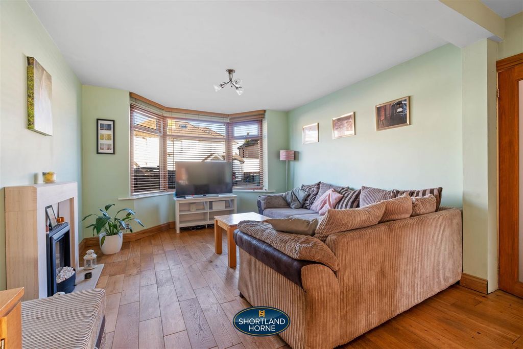 Property photo 3 of 37 67 Elm Tree Ave (19 Of 39).Jpg