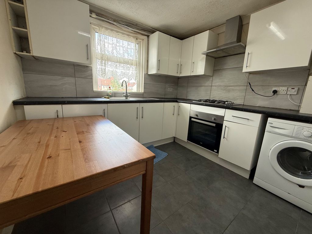 Property photo 3 of 8 Kitchen