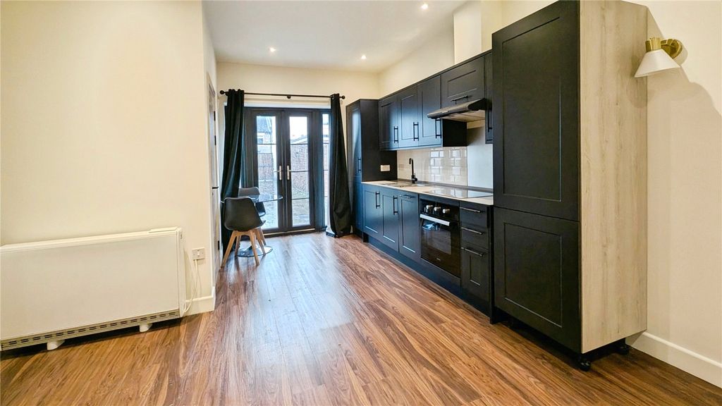 Property photo 2 of 7 Studio