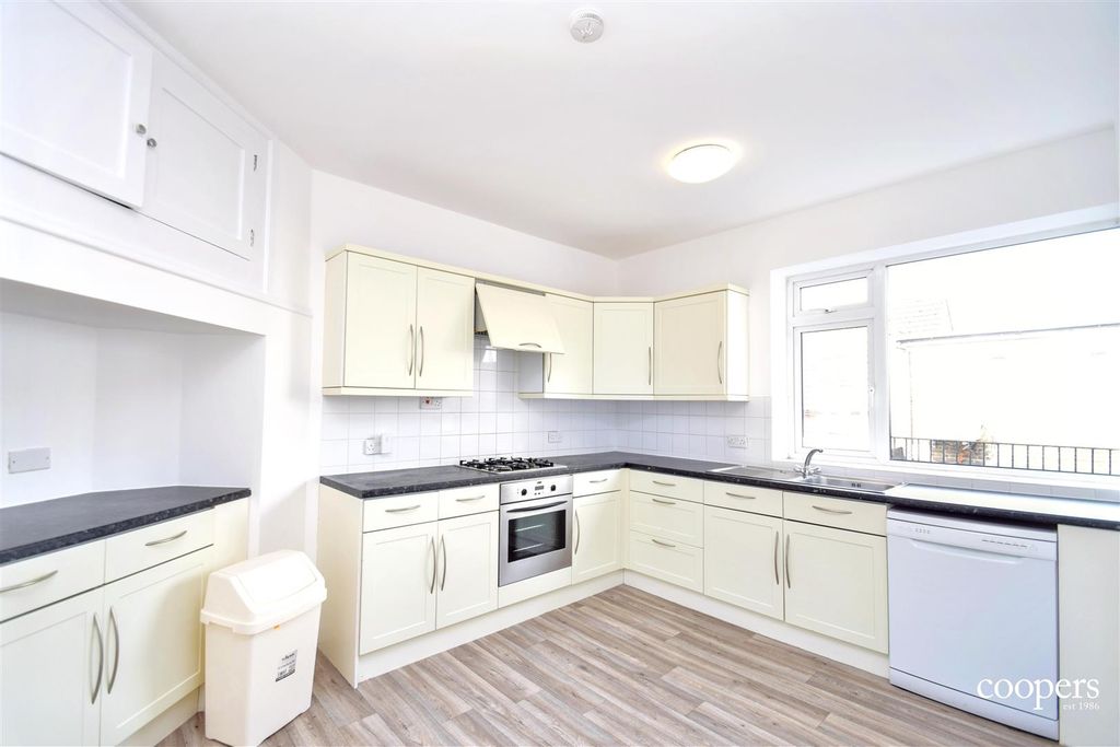 Property photo 1 of 7 Kitchen