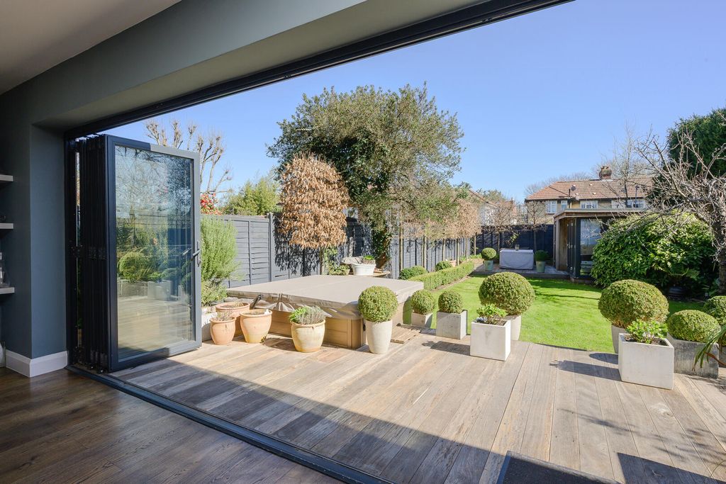 Property photo 3 of 29 Terrace / Patio