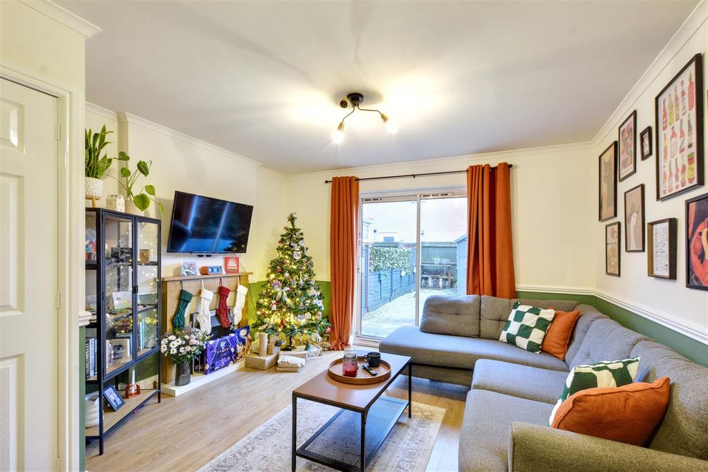 Property photo 2 of 19 Lounge