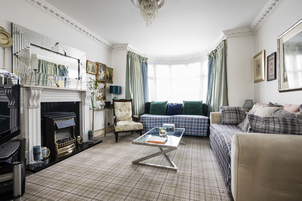 Property photo 2 of 12 24 Southfields-9744