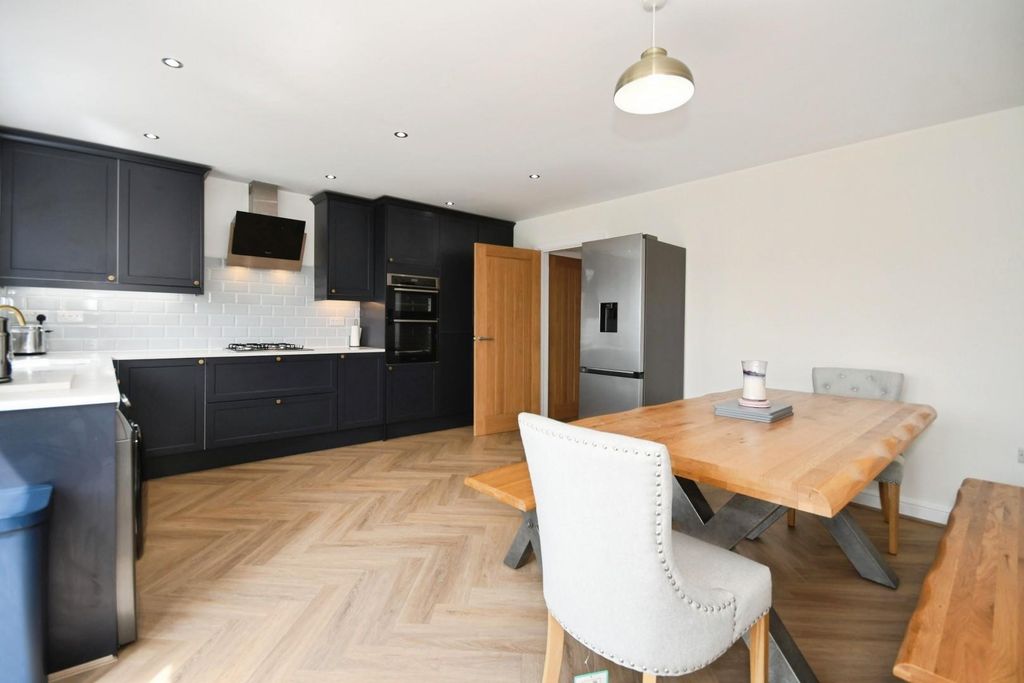 Property photo 1 of 18 Kitchen 04.Jpg