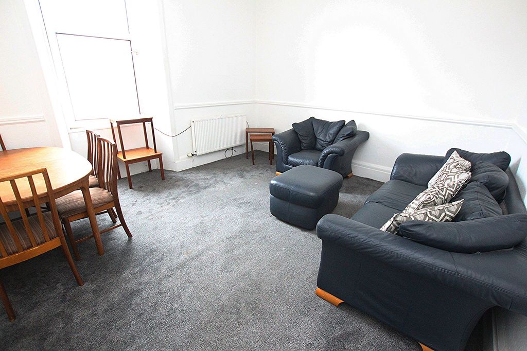 Property photo 3 of 14 Lounge