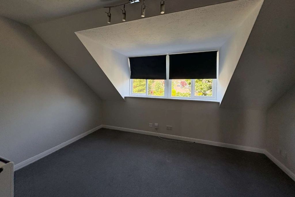 Property photo 2 of 5 Flat 38, Rochester Drive, Watford, Hertfordshire, Wd25 9Bj
