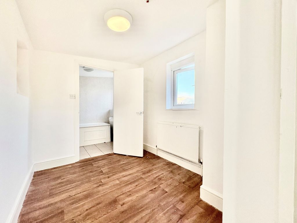 Property photo 1 of 6 Balcony