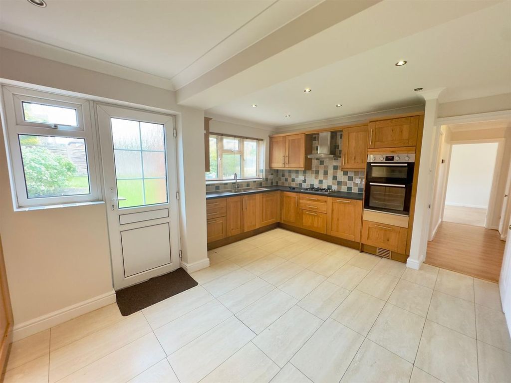 Property photo 3 of 29 Kitchen/Breakfast Room