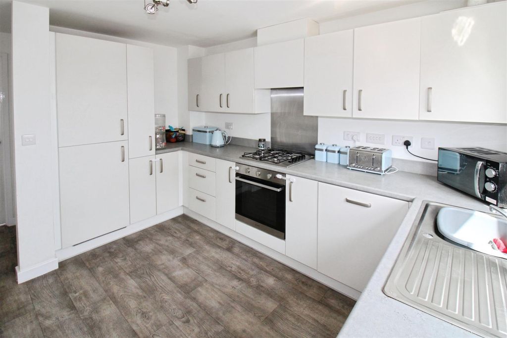 Property photo 2 of 15 Fitted Kichen