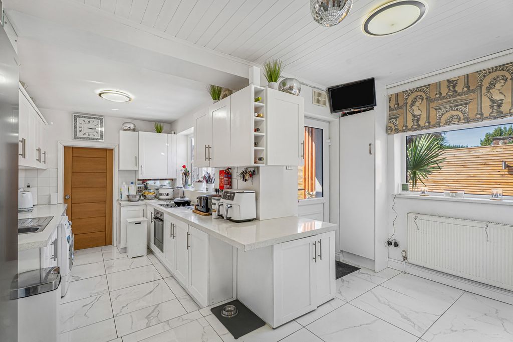 Property photo 3 of 26 Kitchen