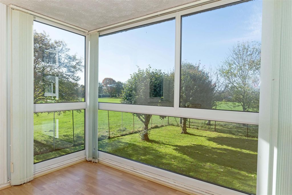 Property photo 3 of 11 7 Meadowside_2.Jpg