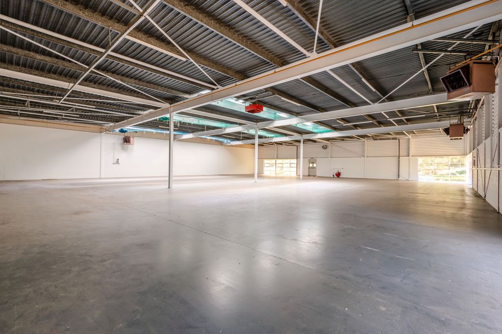 Property photo 3 of 16 8693996-Interior01-800
