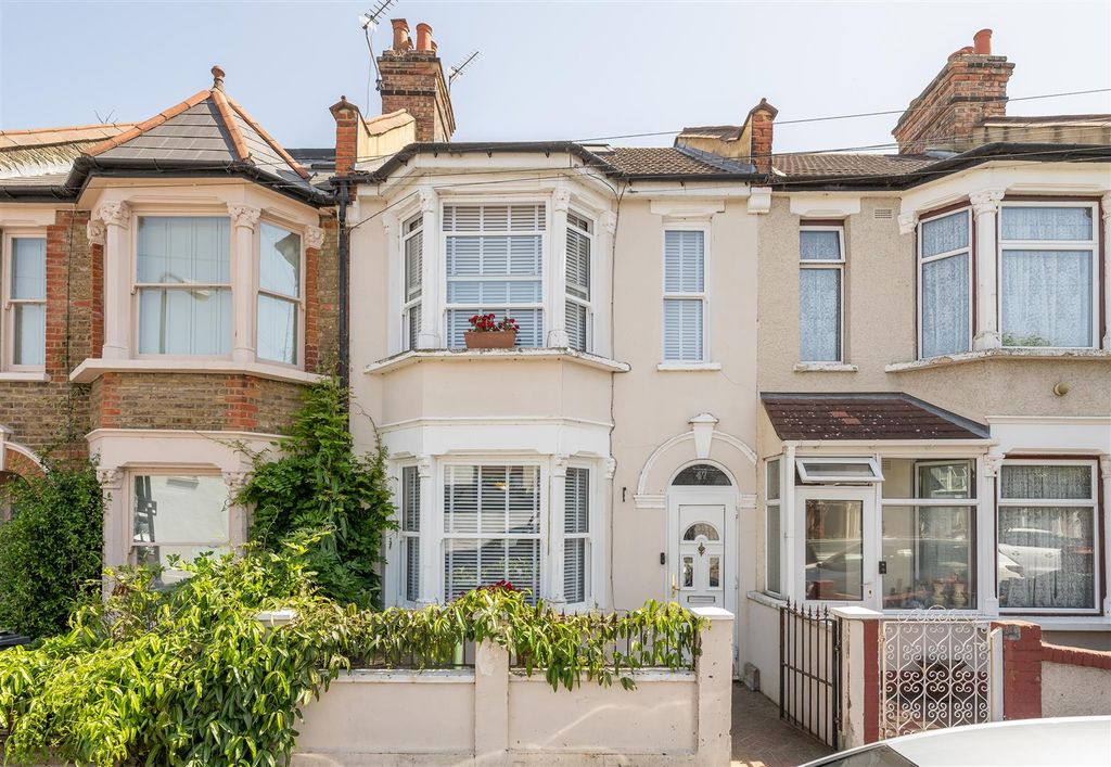 Property photo 1 of 30 Farnborough Avenue, E17