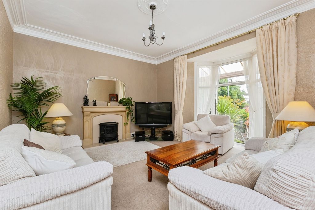 Property photo 2 of 33