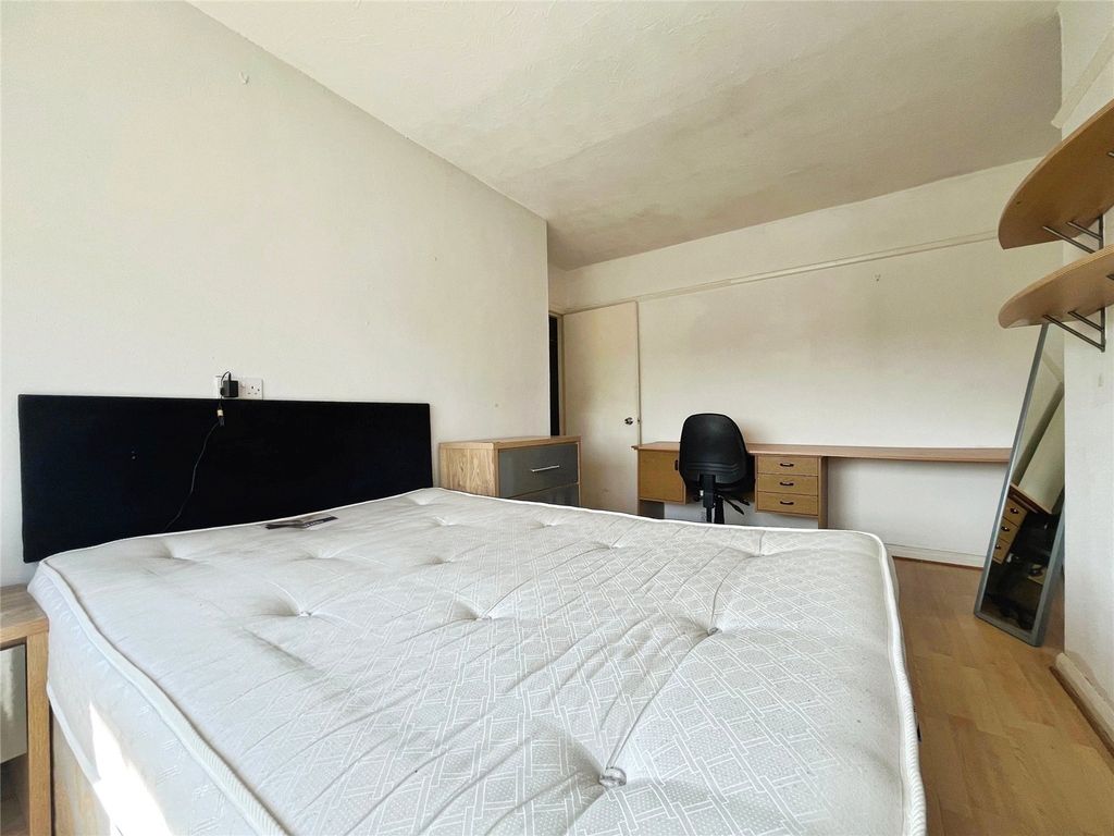 Property photo 3 of 9 Room