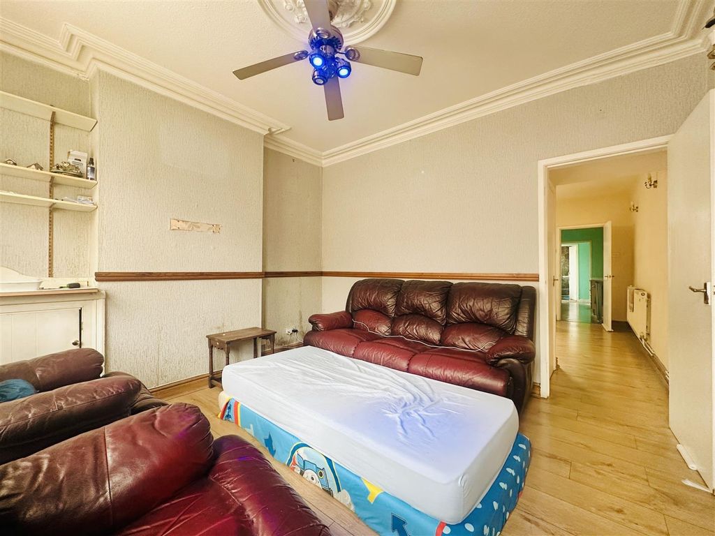 Property photo 2 of 9 Lounge