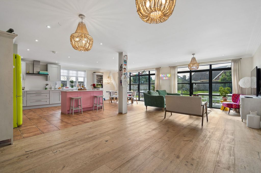 Property photo 2 of 19