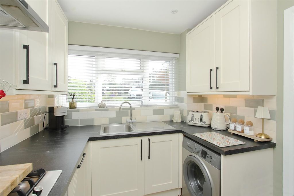 Property photo 3 of 29 6 Murray Close Ph30.Jpg